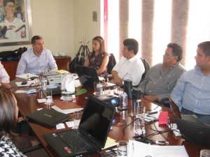 Gerardo Nader Director General de Unitam Uniformes en reunión con su equipo